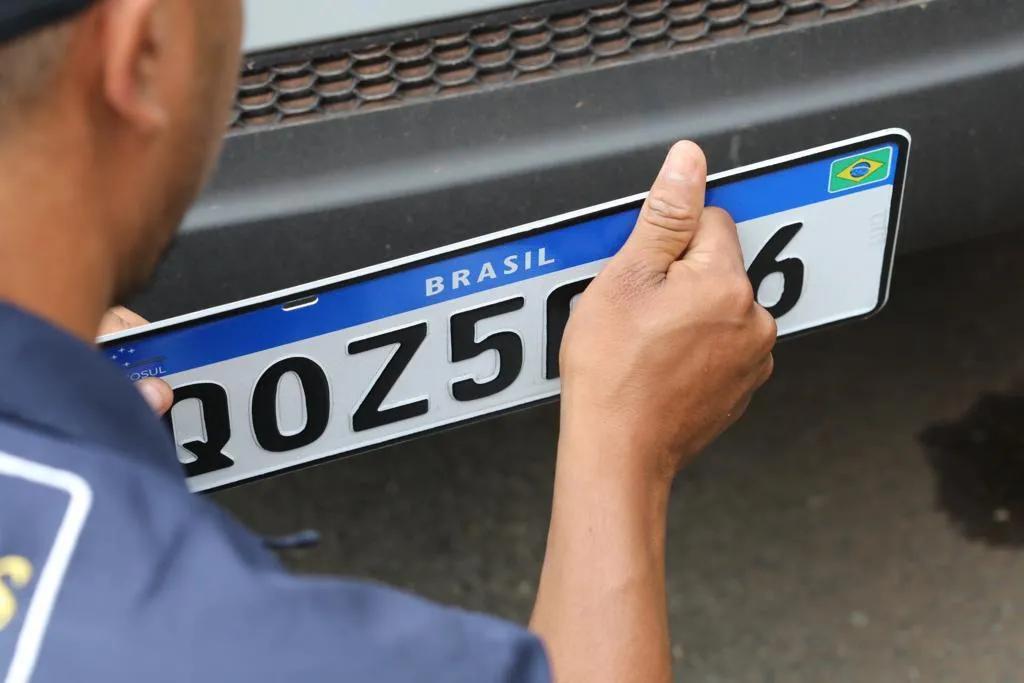 Conheça a função oculta das novas placas que poucos motoristas já usaram