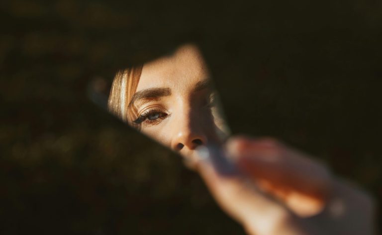 6 comportamentos que uma pessoa falsa começa a ter quando está prestes a ser desmascarada