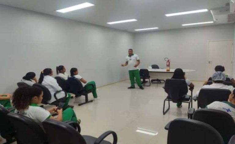 Colaboradores da Policlínica Estadual de Posse durante a capacitação sobre segurança